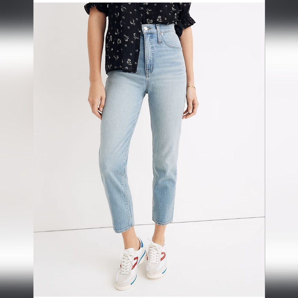 Madewell Classic Straight Jeans in Meadowland Wash Size 23.  25" waist measured.